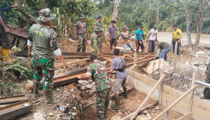 Kodim 0108/Aceh Tenggara Pasang Tiang Pylon Jembatan Gantung di Desa Kati Maju, Aceh Tenggara 