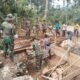 Kodim 0108/Aceh Tenggara Pasang Tiang Pylon Jembatan Gantung di Desa Kati Maju, Aceh Tenggara 