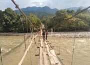 Kodim 0108/Agara Pasang Papan Lantai Jembatan Gantung, di Desa Buntul Kendawi Aceh Tenggara