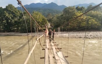 Kodim 0108/Agara Pasang Papan Lantai Jembatan Gantung, di Desa Buntul Kendawi Aceh Tenggara