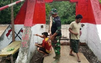 Kodim 0108/Agara dan Warga Laksanakan Pengecatan Jembatan Gantung di Desa Buntul Kendawi, Aceh Tenggara 