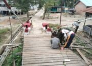 Kodim 0108/Aceh Tenggara Bersama Warga merapikan Lantai Jembatan Gantung di Kec. Ketambe, Aceh Tenggara.