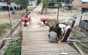 Kodim 0108/Aceh Tenggara Bersama Warga merapikan Lantai Jembatan Gantung di Kec. Ketambe, Aceh Tenggara.