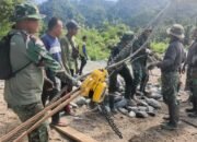 Dandim 0108/Aceh Tenggara Turun Langsung Bersama Warga Pasang Tali Sling Jembatan Gantung Perintis Garuda di Desa Teger Miko