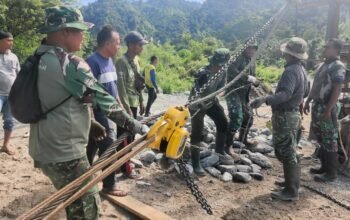 Dandim 0108/Aceh Tenggara Turun Langsung Bersama Warga Pasang Tali Sling Jembatan Gantung Perintis Garuda di Desa Teger Miko