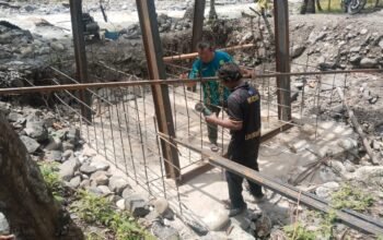 Kodim 0108/Agara Rakit Besi Pondasi Tiang Pylon Jembatan Gantung Perintis di Desa Jambur Mamang Aceh Tenggara 