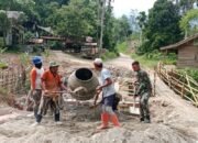 Kodim 0108/Agara Bersama Warga Gotong Royong Cor Pondasi Jembatan Beton, di Desa Lawe Sikao 1, Aceh Tenggara