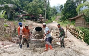 Kodim 0108/Agara Bersama Warga Gotong Royong Cor Pondasi Jembatan Beton, di Desa Lawe Sikao 1, Aceh Tenggara