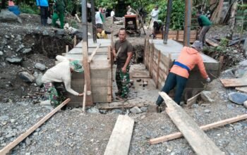 Kodim 0108/Agara Buka Bekisting Pondasi Jembatan Gantung Perintis di Desa Jambur Mamang Aceh Tenggara
