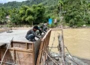 Kodim 0116/Nara Bersama Personel YTP 856 Percepat Pembangunan Jembatan Gantung Penghubung Dua Desa di Nagan Raya