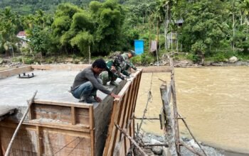 Kodim 0116/Nara Bersama Personel YTP 856 Percepat Pembangunan Jembatan Gantung Penghubung Dua Desa di Nagan Raya