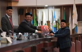 Sekda Aceh Hadiri Paripurna Persetujuan Tiga Raqan Inisiatif DPRA