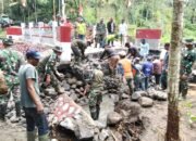 TNI Bersama Warga Perbaiki Jembatan Aramco yang Rusak Diterjang Arus Sungai di Ds. Blang Rongka, Bener Meriah