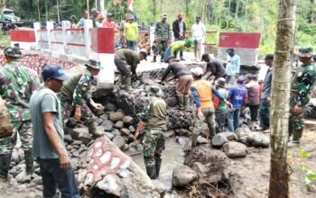 TNI Bersama Warga Perbaiki Jembatan Aramco yang Rusak Diterjang Arus Sungai di Ds. Blang Rongka, Bener Meriah