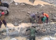Kodim 0108/Agara Bersama Warga Gotong Royong Pasang Bronjong, Perkuat Bantaran Sungai Lindungi Jembatan Gantung Ds. Teger Miko, Kab. Aceh Tenggara