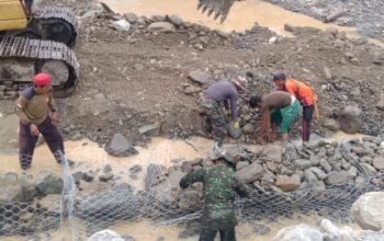 Kodim 0108/Agara Bersama Warga Gotong Royong Pasang Bronjong, Perkuat Bantaran Sungai Lindungi Jembatan Gantung Ds. Teger Miko, Kab. Aceh Tenggara