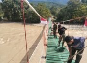 Kodim 0108/Agara Bersama Warga Gotong Royong Cat Jembatan Gantung Perintis, di Ds. Buntul Kendawi, Aceh Tenggara