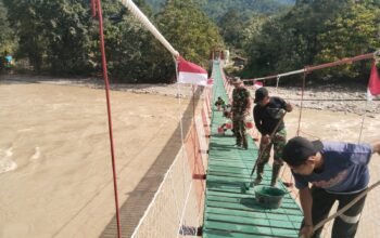 Kodim 0108/Agara Bersama Warga Gotong Royong Cat Jembatan Gantung Perintis, di Ds. Buntul Kendawi, Aceh Tenggara