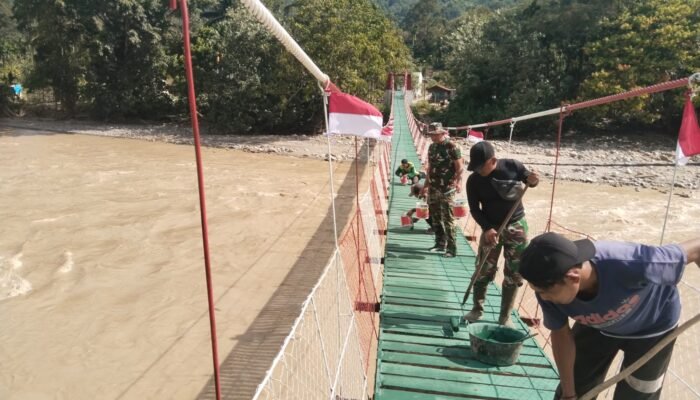 Kodim 0108/Agara Bersama Warga Gotong Royong Cat Jembatan Gantung Perintis, di Ds. Buntul Kendawi, Aceh Tenggara
