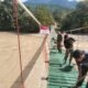 Kodim 0108/Agara Bersama Warga Gotong Royong Cat Jembatan Gantung Perintis, di Ds. Buntul Kendawi, Aceh Tenggara