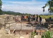 Personel TNI dan Warga Cor Pondasi Jembatan Gantung di Ds. Lawe Pinis, Aceh Tenggara