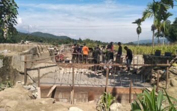 Personel TNI dan Warga Cor Pondasi Jembatan Gantung di Ds. Lawe Pinis, Aceh Tenggara