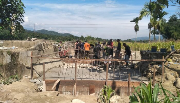 Personel TNI dan Warga Cor Pondasi Jembatan Gantung di Ds. Lawe Pinis, Aceh Tenggara