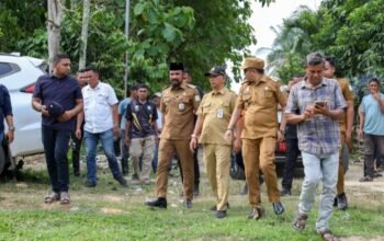 Bupati Al-Farlaky Tinjau Proyek Jembatan Penghubung Desa Bhoem – Blang Simpo yang Mangkrak 10 Tahun