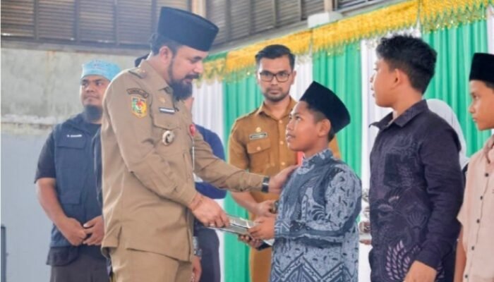 Bupati Al-Farlaky Buka Khitan Massal Baitul Mal, 118 Anak Terima Layanan dan Santunan