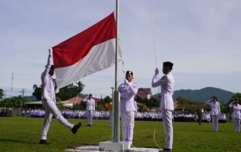 Camat Lhoknga Zayadinur Pimpin Detik-Detik Proklamasi, Paskibraka SMAN 1 Sukses Kibarkan Merah Putih