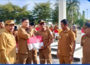 Semarak HUT ke-81 RI, Pemkab Pidie Jaya Bagikan Bendera Merah Putih kepada Para Camat