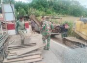 Kodim 0108/Agara Bersama Warga Gotong Royong Perbaiki Jembatan Gantung di Desa Kumbang Jaya, Aceh Tenggara 