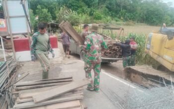 Kodim 0108/Agara Bersama Warga Gotong Royong Perbaiki Jembatan Gantung di Desa Kumbang Jaya, Aceh Tenggara 