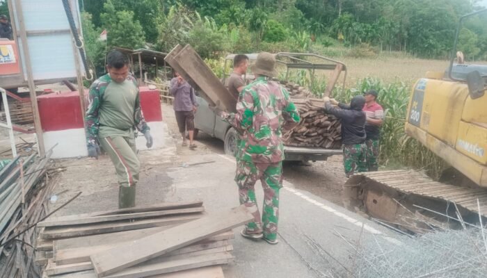 Kodim 0108/Agara Bersama Warga Gotong Royong Perbaiki Jembatan Gantung di Desa Kumbang Jaya, Aceh Tenggara 