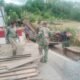 Kodim 0108/Agara Bersama Warga Gotong Royong Perbaiki Jembatan Gantung di Desa Kumbang Jaya, Aceh Tenggara 