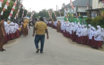 Sambut Hangat Maulid Nabi, Ratusan Murid SDN 3 dan SDN 4 Aceh Timur Pagar Betis Tunggu Kedatangan Bupati